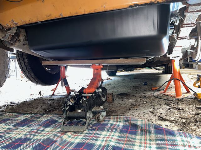 Lifting the fuel tank